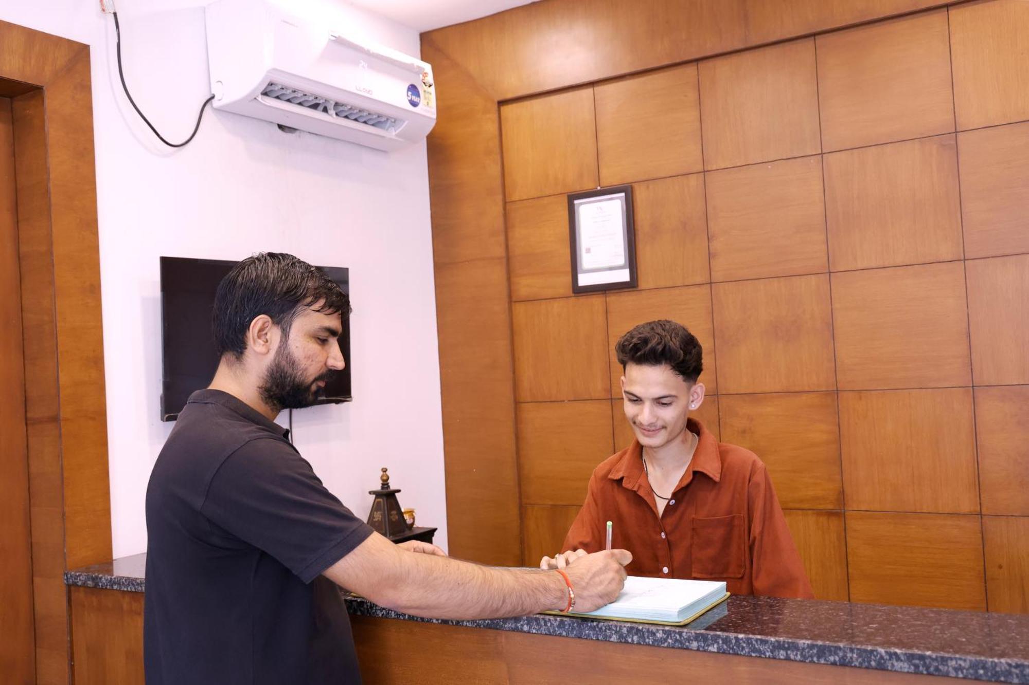 Hotel Parth Inn Rishīkesh Eksteriør bilde